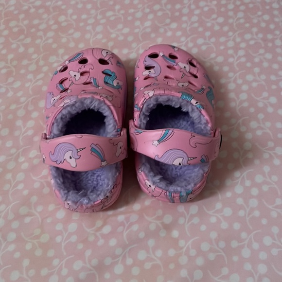 Toddler Girl Insulated Crocs - Picture 3 of 9